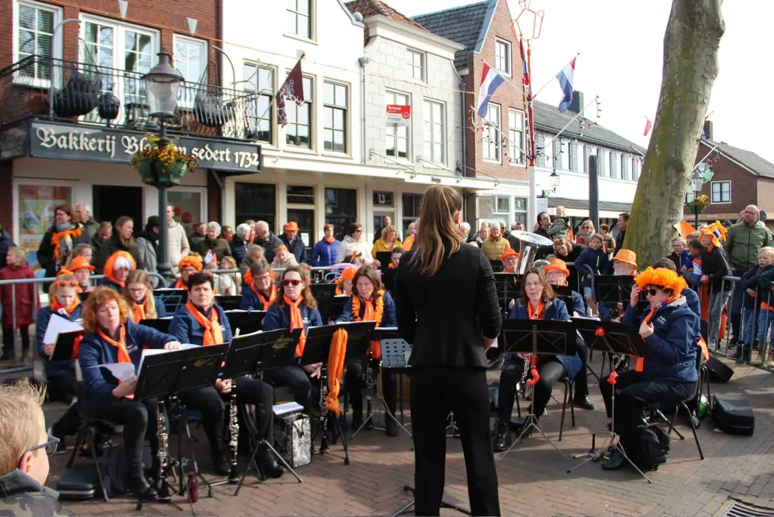 Aubade dorpsplein Oranjevereniging Stolwijk